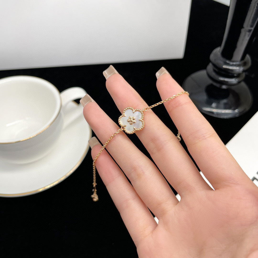 [Shinejoy]LUCKY WHITE MOP PLUM BLOSSOM  BRACELET