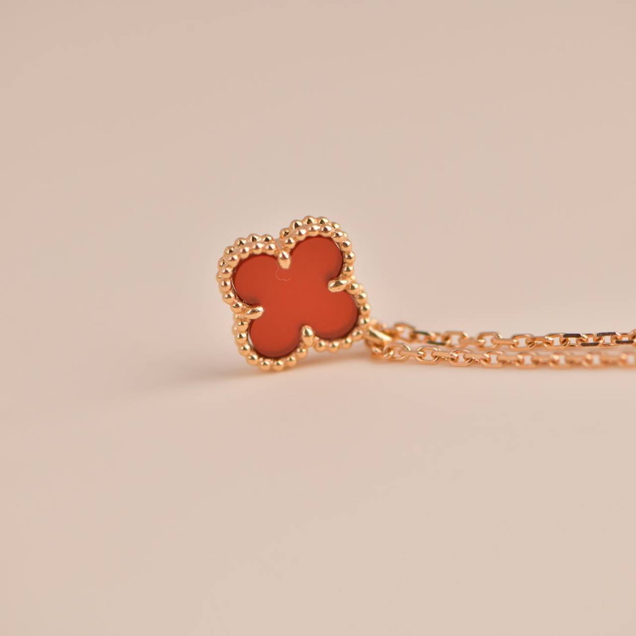 [Shinejoy]CLOVER MINI 9.5MM WHITE CARNELIANS NECKLACE